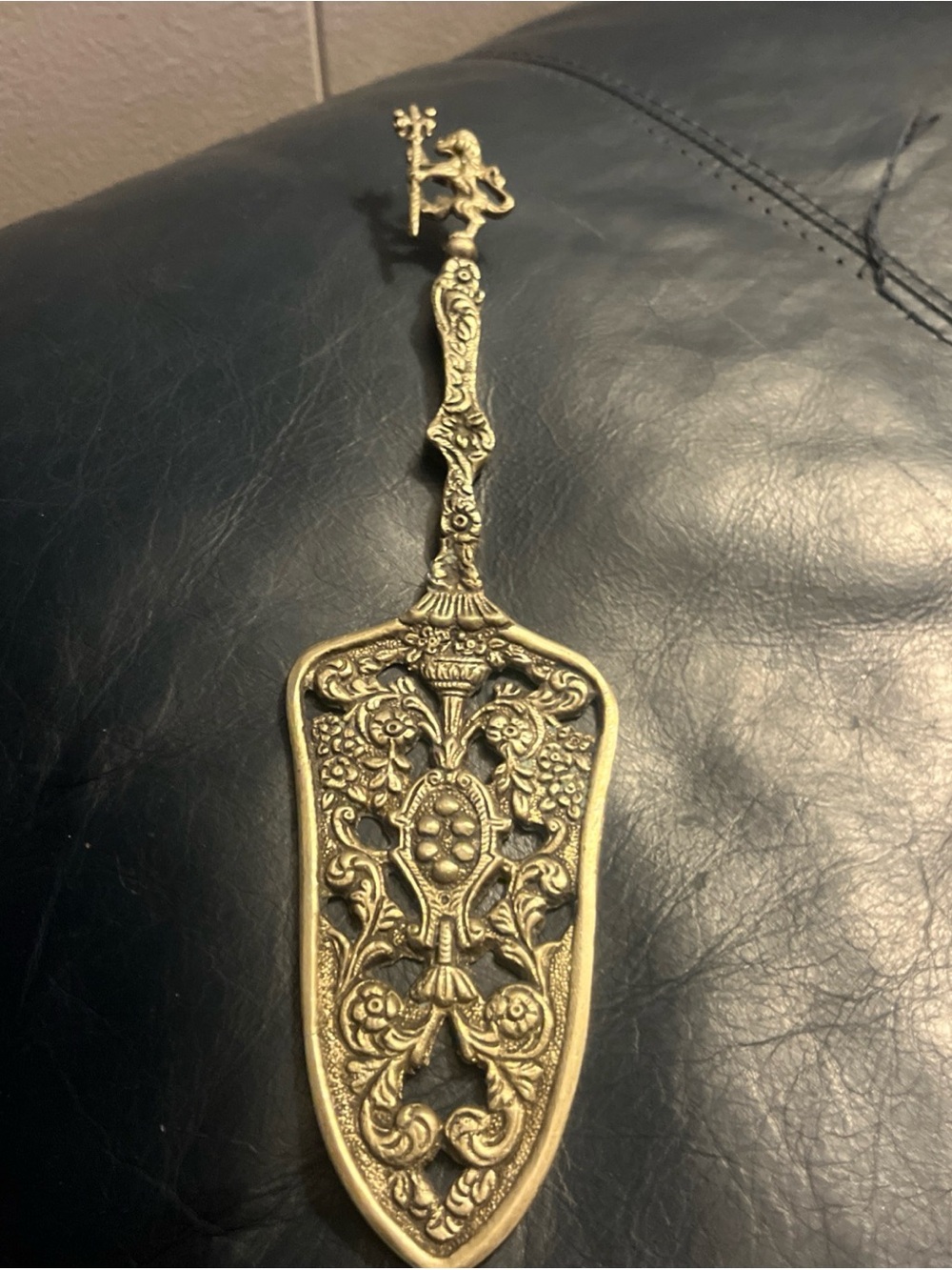 VTG ITALY 🇮🇹 LION HOLDING FLEUR DE LIS SEPTER BRASS FILIGREE PIE & CAKE SERVER